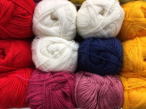 Knitting balls of wool with mixed colors